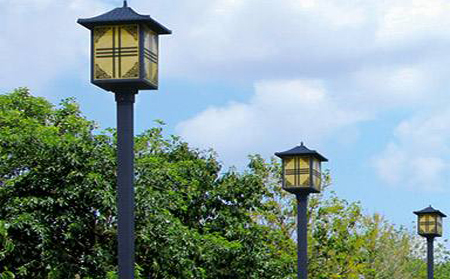 太阳能洛隆庭院灯怎么选亮度与续航更耐用